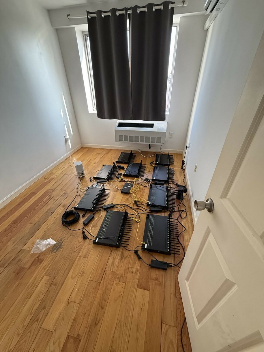 Amerykańska Secret Service udaremniła poważne zagrożenie telekomunikacyjne w Nowym Jorku /HANDOUT/AFP/East News