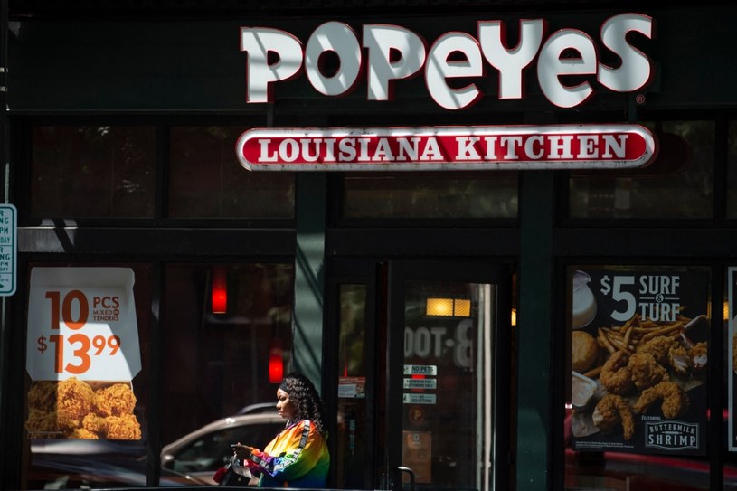 Amerykańska sieć Popeyes w przyszłym roku zadebiutuje na polskim rynku /Eric BARADAT /AFP