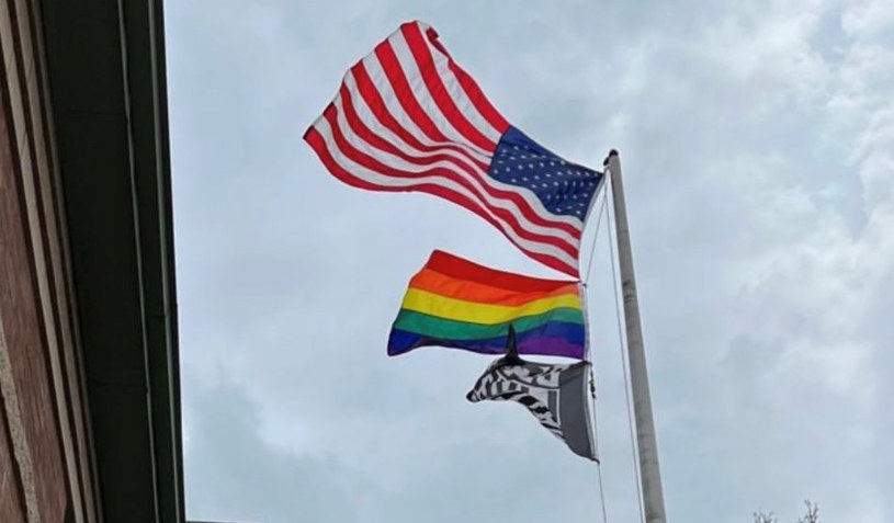 Amerykańska szkoła wywiesiła flagi LGBT i BLM /GuillermoCJr /Twitter