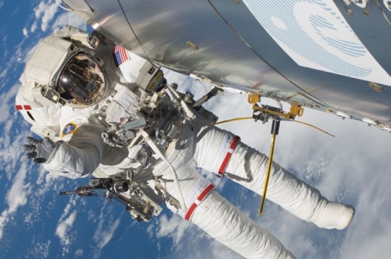 Amerykański astronauta Randolph Bresnik montuje na Międzynarodowej Stacji Kosmicznej antenę opracowaną przez naukowców z FFI /INTERIA.PL/materiały prasowe