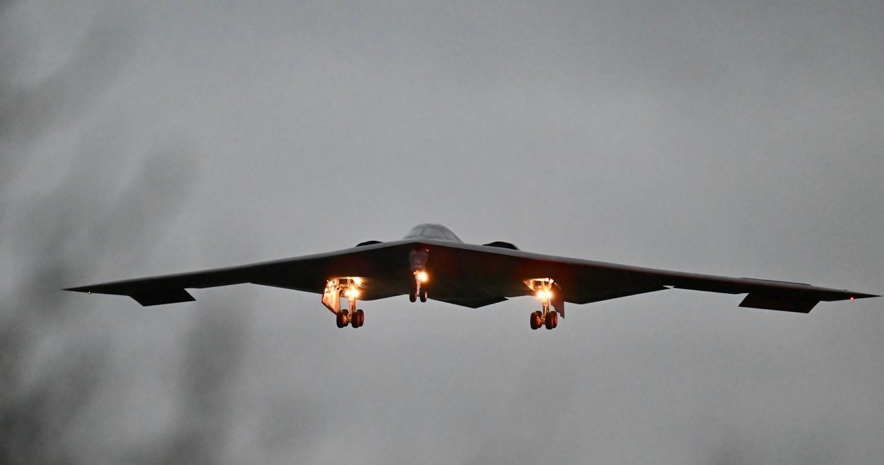 Amerykański bombowiec B-2 Spirit wylądował na brytyjskim lotnisku. Wszystko przez problemy z paliwem. /@ChrisSnook12 /Twitter