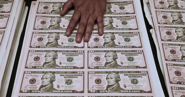 Amerykański dolar traci na znaczeniu /AFP