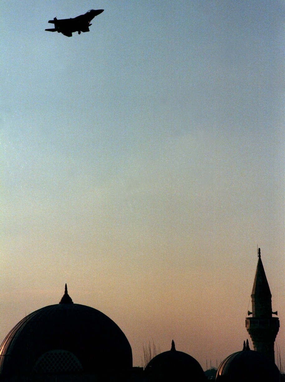 Amerykański F-16 w pobliżu tureckiej bazy w Incirlik (zdjęcie z 1999 roku). W ostatnich dniach Ankara zgodziła się, by siły zbrojne USA wykorzystywały tę bazę do ataków na ISIS /TARIK TINAZAY /PAP/EPA