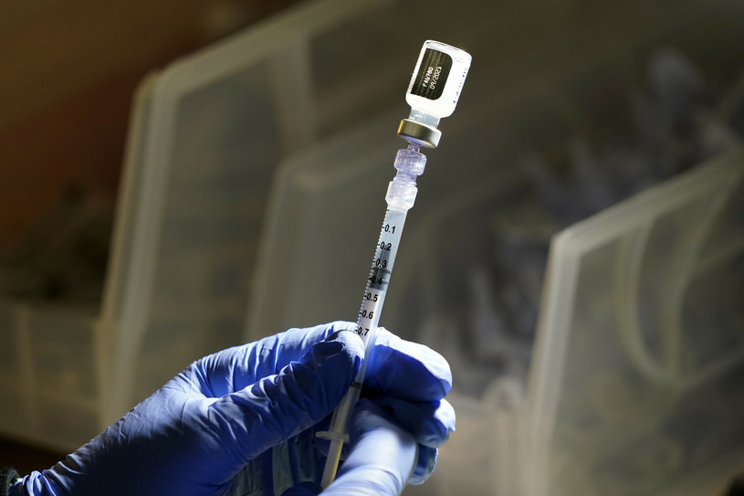 Amerykański koncern farmaceutyczny Pfizer poinformował we wtorek, że rozpoczęto badania kliniczne nad zmienioną formułą szczepionki chroniącej przed wariantem koronawirusa Omikron /AP/Associated Press/ /East News