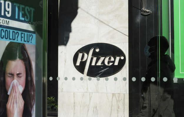 Amerykański koncern farmaceutyczny Pfizer twierdzi, że może wyprodukować do 1,3 mld dawek szczepionki przeciwko Covid-19 /JUSTIN LANE /PAP/EPA