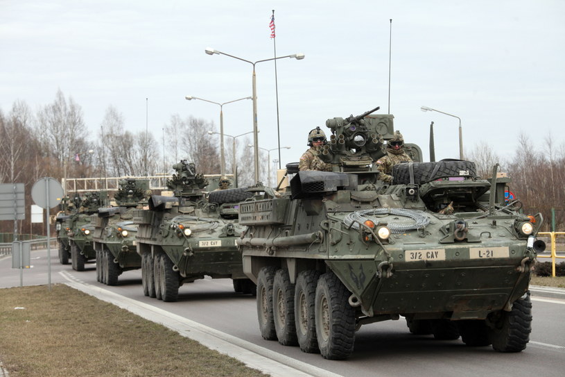 Amerykański konwój wojskowy na granicy w Budzisku /Artur Reszko /PAP