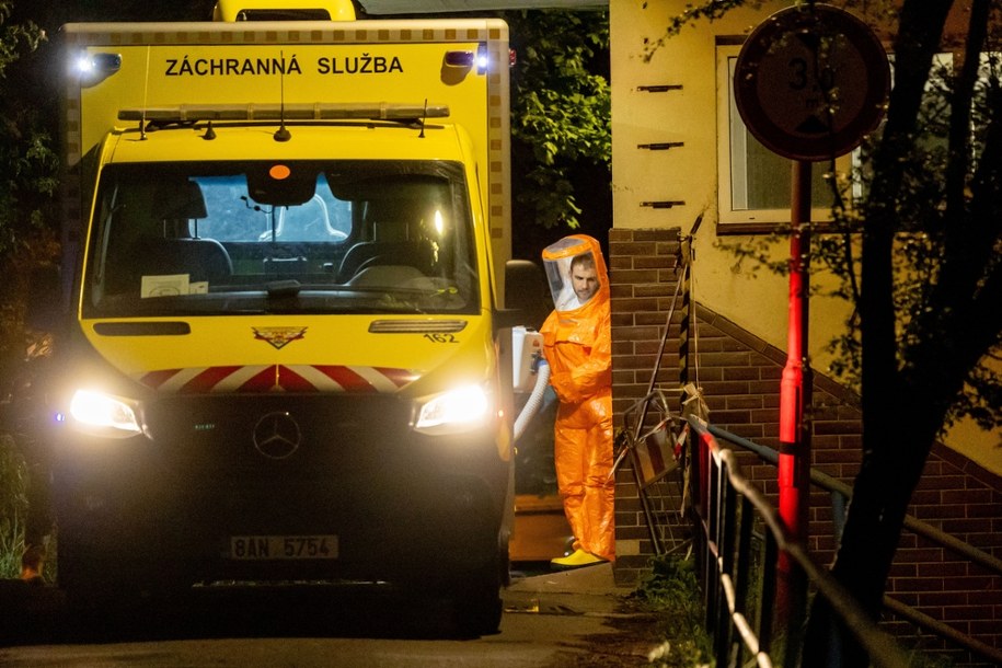 Amerykański lekarz po kontakcie z Ebolą trafił do izolacji w Pradze /EPA/MARTIN DIVISEK /PAP