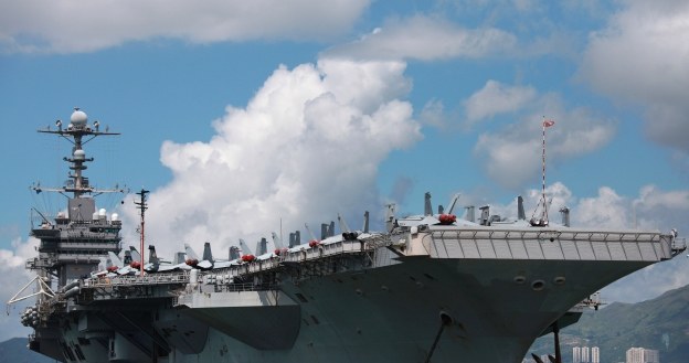 Amerykański lotniskowiec USS George Washington w Hong Kongu /AFP