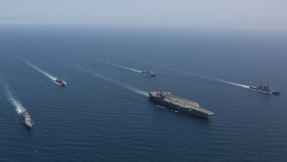 Amerykański lotniskowiec zaatakowany rakietami balistycznymi