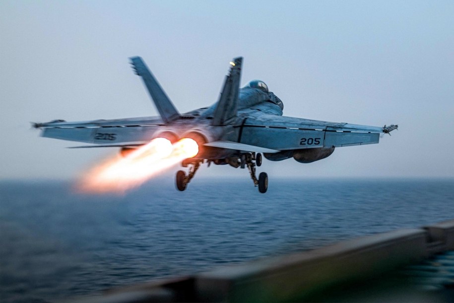 Amerykański myśliwiec F-18 startujący do ataku na Huti /DARREN CORDOVIZ/AFP /East News