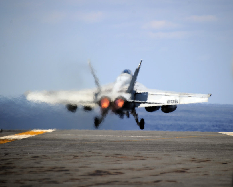 Amerykański myśliwiec F/A-18E /TOSHIFUMI KITAMURA /AFP