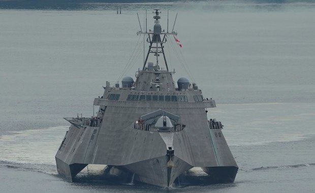 Amerykański niszczyciel Delbert Black w gotowości. Odliczanie do ataku na Iran?