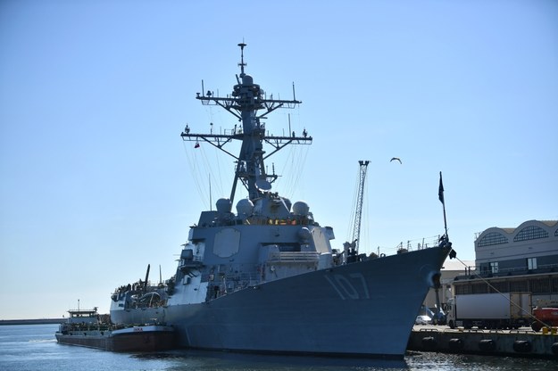 Amerykański niszczyciel rakietowy USS Gravely przy Nabrzeżu Francuskim portu w Gdyni, zdjęcie z 05.06.2022 roku. / 	Adam Warżawa    /PAP/EPA