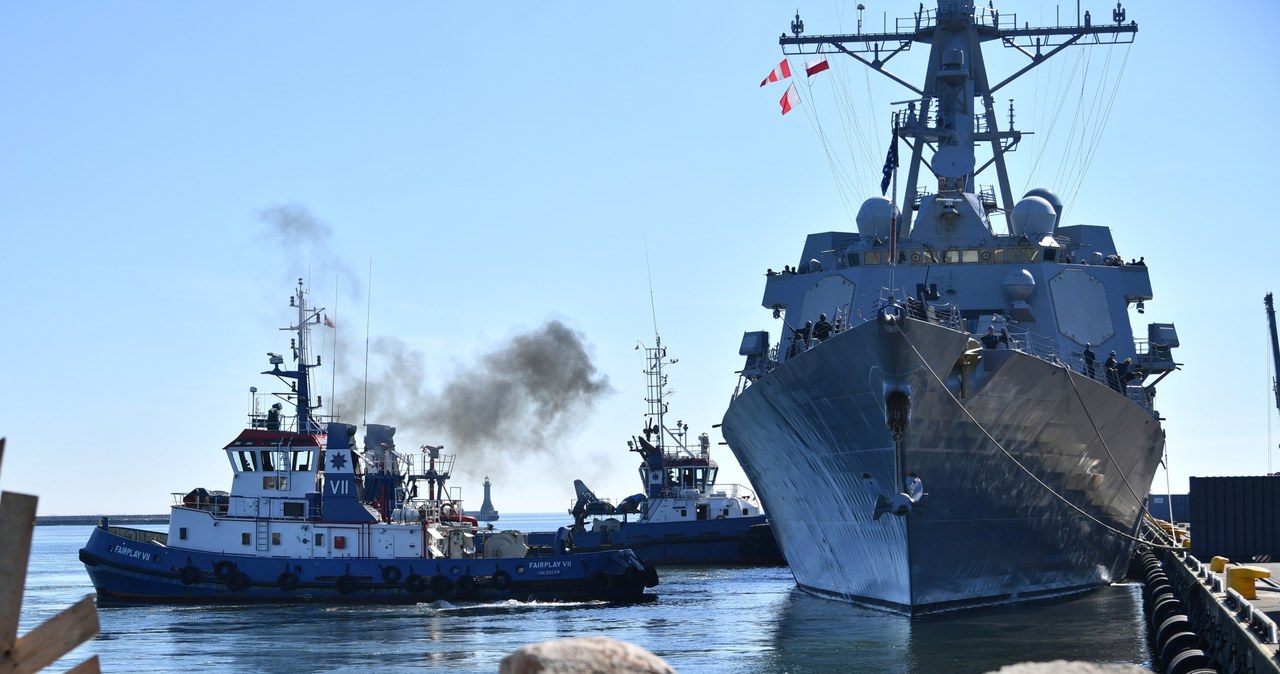 Amerykański niszczyciel rakietowy wpłynął do portu w Gdyni