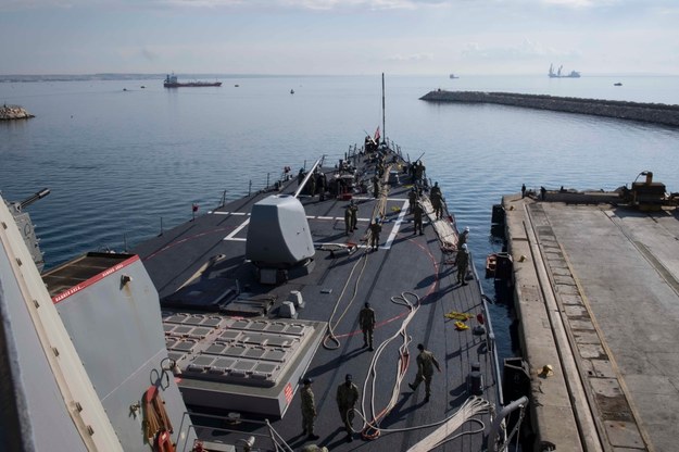 Amerykański niszczyciel USS Donald Cook z pociskami Tomahawk na pokładzie. Według medialnych doniesień, jednostka zmierza w kierunku Syrii /SEAMAN ALYSSA WEEKS/US NAVY HANDOUT /PAP/EPA