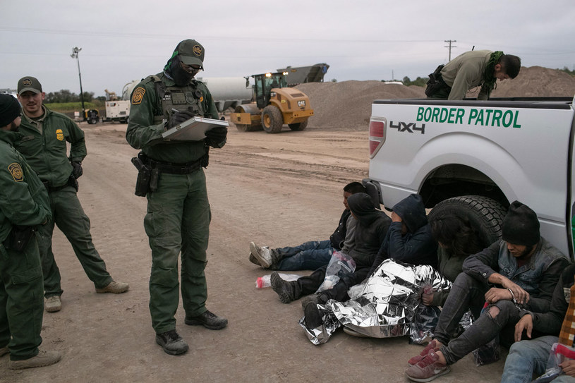 Amerykański patrol graniczny i nielegalni imigranci /JOHN MOORE / GETTY IMAGES NORTH AMERICA /AFP