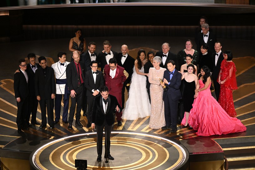 Amerykański producent filmowy Jonathan Wang (C) odbiera Oscara za najlepszy film /PATRICK T. FALLON /AFP