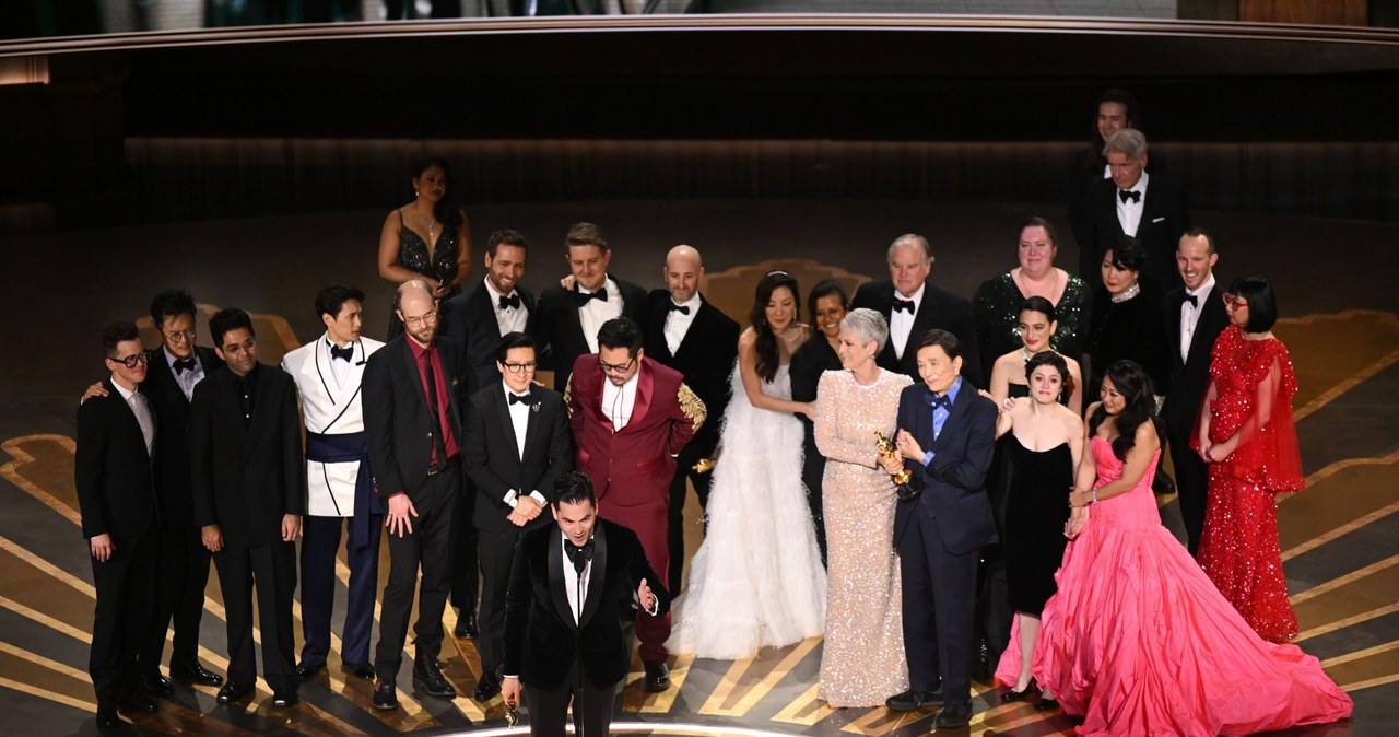 Amerykański producent filmowy Jonathan Wang (C) odbiera Oscara za najlepszy film /PATRICK T. FALLON /AFP