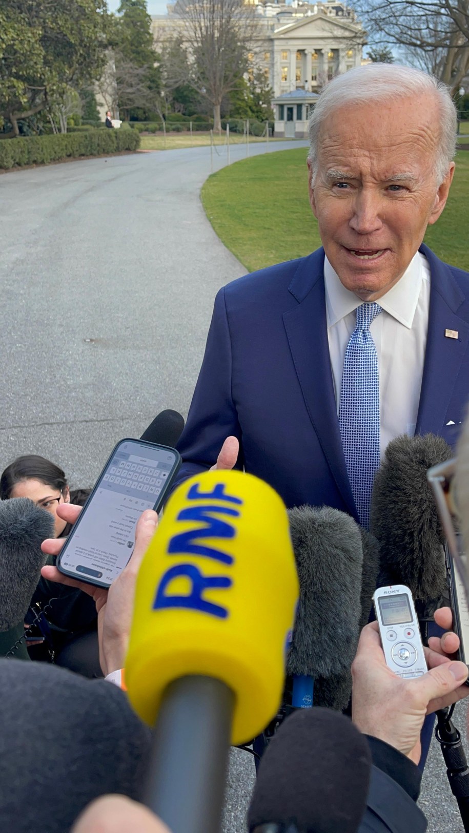 Amerykański przywódca podszedł do dziennikarzy przed Białym Domem w drodze do śmigłowca Marine One /Paweł Żuchowski /RMF FM