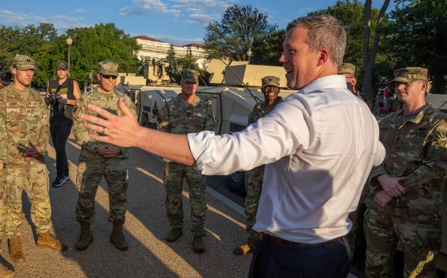 Amerykański sekretarz sił lądowych Dan Driscoll w rozmowie z żołnierzami Gwardii Narodowej /PAT BENIC    /PAP/Newscom