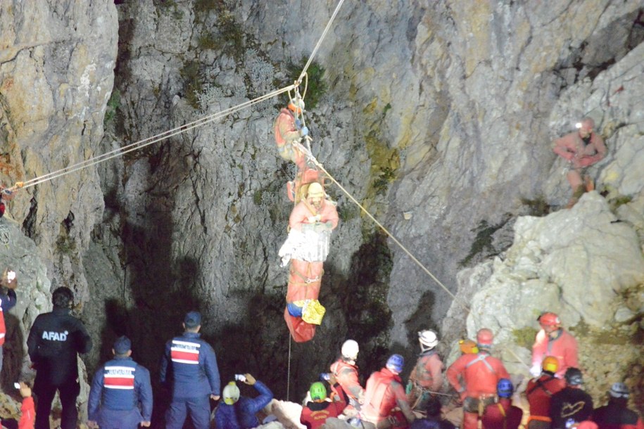 Amerykański speleolog uratowany. Spędził ponad tydzień w jaskini w Turcji /PAP/EPA/STR /PAP/EPA