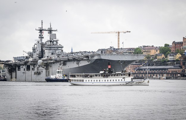 Amerykański statek USS Kearsarge, który wpłynął do Sztokholmu /FREDRIK SANDBERG /PAP/EPA