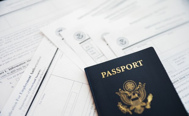 Amerykański urzędnik nie może opuścić Chin. Dostał zakaz