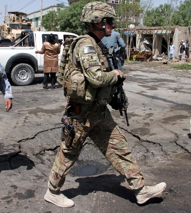 Amerykański żołnierz na afgańskiej ulicy (zdjęcie poglądowe) /S. SABAWOON /PAP/EPA