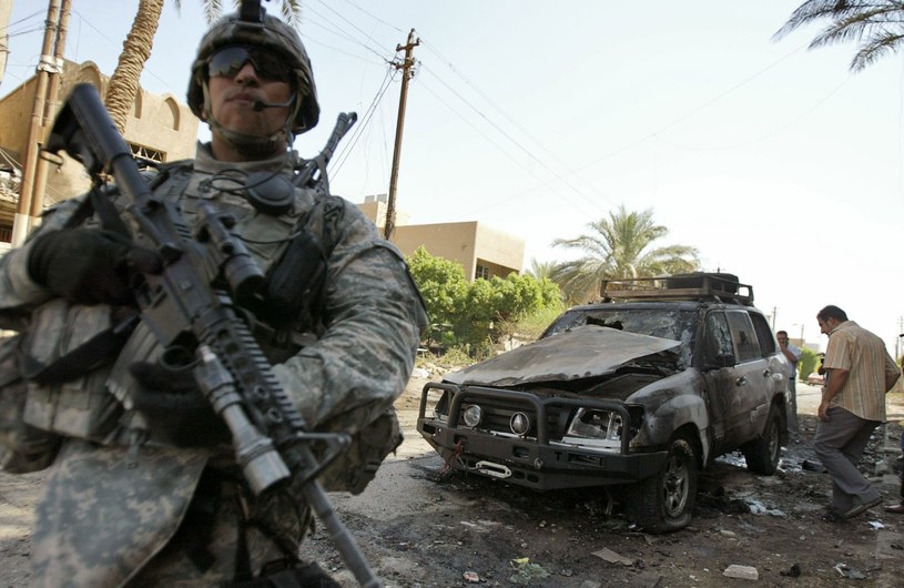 Amerykański żołnierz pilnuje wraku samochodu, którym jechał ambasador Edward Pietrzyk wraz z ochroną /East News