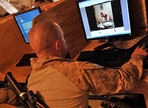 Amerykański żołnierz służący w Afganistanie sprawdza na Facebooku co nowego u znajomych /AFP