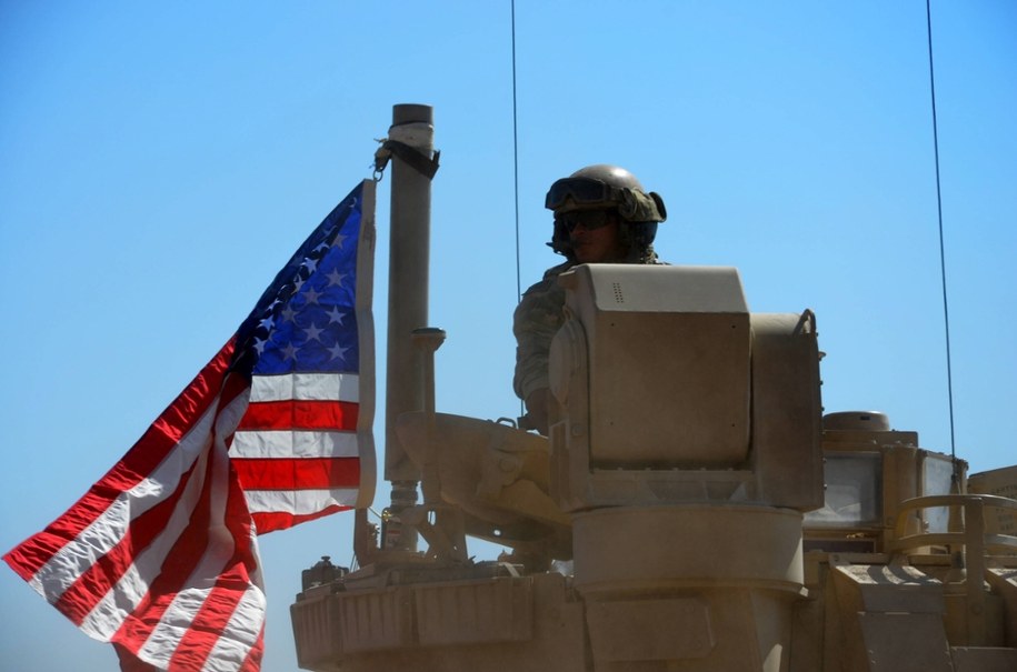 Amerykański żołnierz w trakcie wspólnych ćwiczeń z SDF w pobliżu Dayrik. 07.09.2022 r. /	AHMED MARDNLI /PAP/EPA