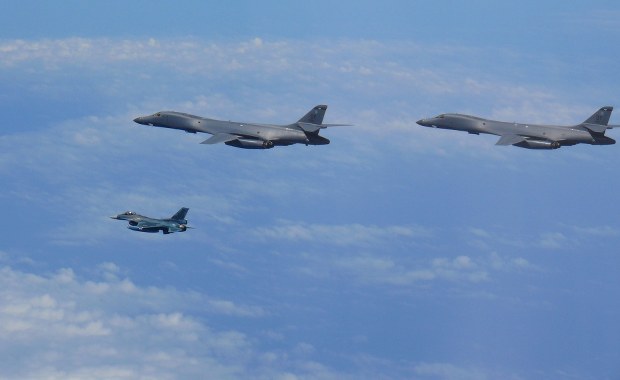 Amerykańskie bombowce przeprowadziły manewry nad Półwyspem Koreańskim