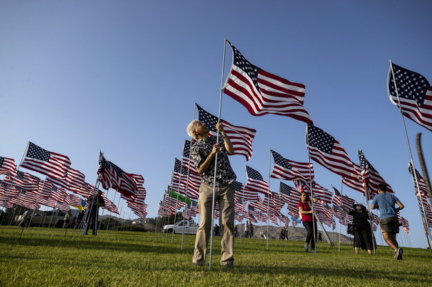 Amerykańskie flagi upamiętniające ofiary ataków z 11 września przed Pepperdine University w Malibu /ETIENNE LAURENT /PAP/EPA