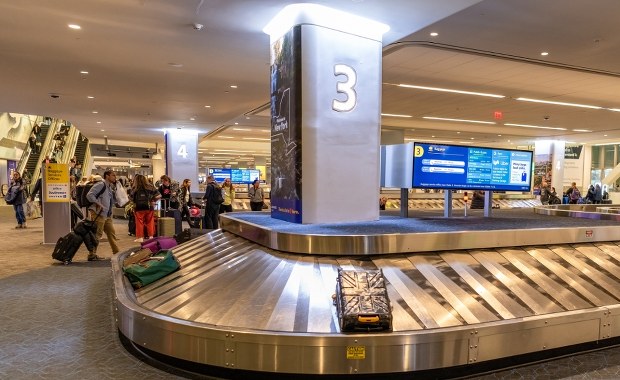 Amerykańskie lotniska redukują tysiące lotów dziennie. Co z polskimi liniami?