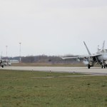 Amerykańskie myśliwce F-18 przybyły do bazy powietrznej w Łasku