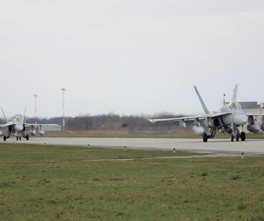 Amerykańskie myśliwce F-18 przybyły do bazy powietrznej w Łasku