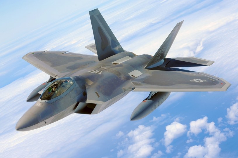 Amerykańskie myśliwce F-22 Raptor są jednymi z najnowocześniejszych samolotów na świecie /U.S. Air Force photo by Senior Airman Gustavo Gonzalez/domena publiczna /Wikipedia