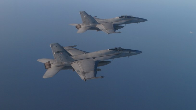 Amerykańskie myśliwce F/A-18 podczas patrolu nad Morzem Śródziemnym. Czy niedługo będą bombardować pozycje Hezbollahu i Hamasu? /@US5thFleet /Twitter