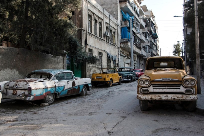 Amerykańskie samochody zaparkowane przy ulicy - nietypowy widok, jak na miasto w Syrii /AFP