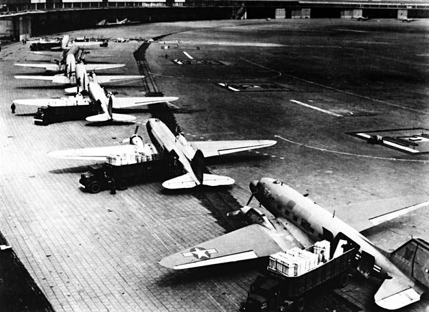 Amerykańskie samoloty na berlińskim lotnisku Tempelhof /Polska Zbrojna