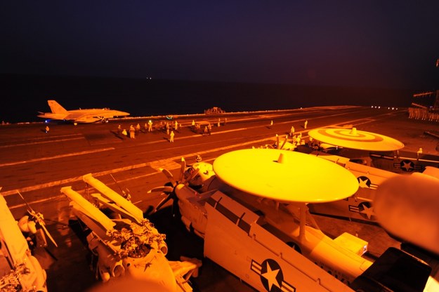 Amerykańskie siły przygotowują się do ataków na pozycje Państwa Islamskiego w Syrii. Zdjęcie z pokładu lotniskowca USS George H.W. Bush, udostępnione przez US Navy /ROBERT BURCK/US NAVY/HANDOUT /PAP/EPA