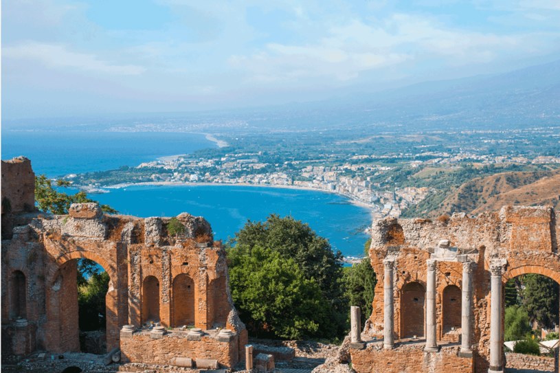 Amfiteatr w Taorminie i przepiękny widok na morze /123RF/PICSEL