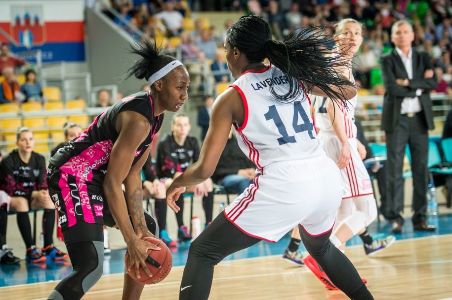 Amisha Carter (L) z miejscowego Artego i Jantel Lavender (P) z Wisły Can-Pack Kraków w czwartym finałowym meczu play off obu drużyn w ekstraklasie koszykarek w Bydgoszczy /Tytus Żmijewski /PAP