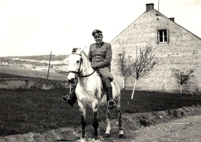 Amon Göth na przejażdżce konnej w okolicach Płaszowa, 1943 /East News