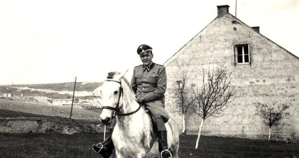 Amon Göth na przejażdżce konnej w okolicach Płaszowa, 1943 /East News