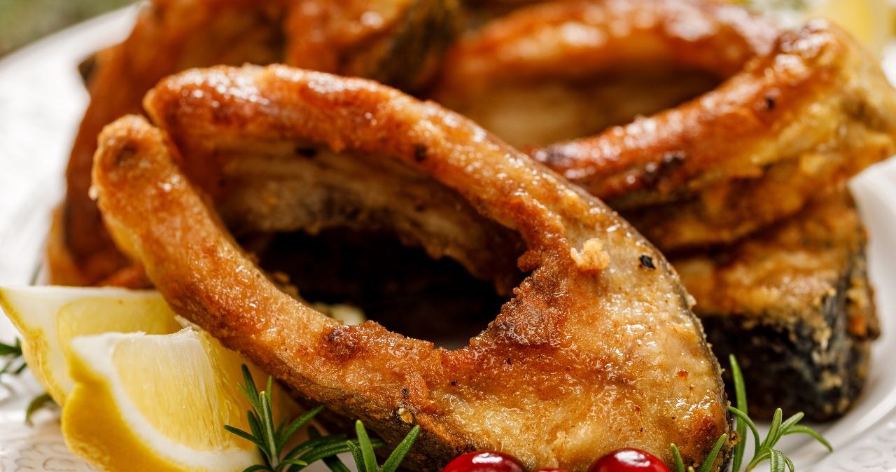 Amur to ryba, która może zastąpić tradycyjnego karpia podczas wigilii /zi3000 /Canva Pro