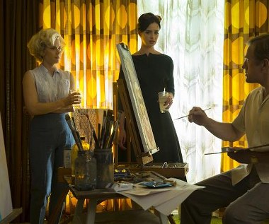 Amy Adams, Krysten Ritter i Christoph Waltz w scenie z filmu "Wielkie oczy"