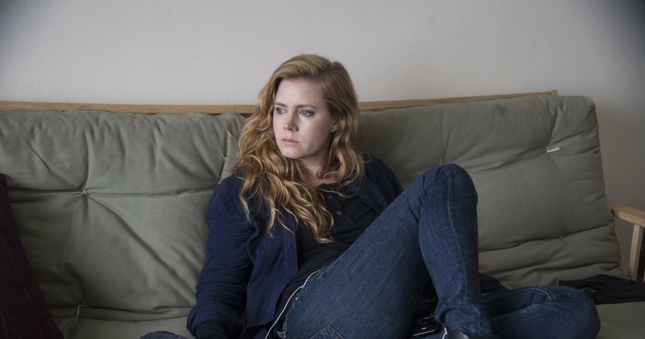 Amy Adams w serialu "Ostre przedmioty" /BLUMHOUSE PROD/EONE TV / Album /East News