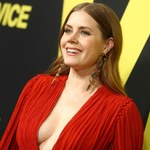 Amy Adams z dekoltem do pasa na premierze!