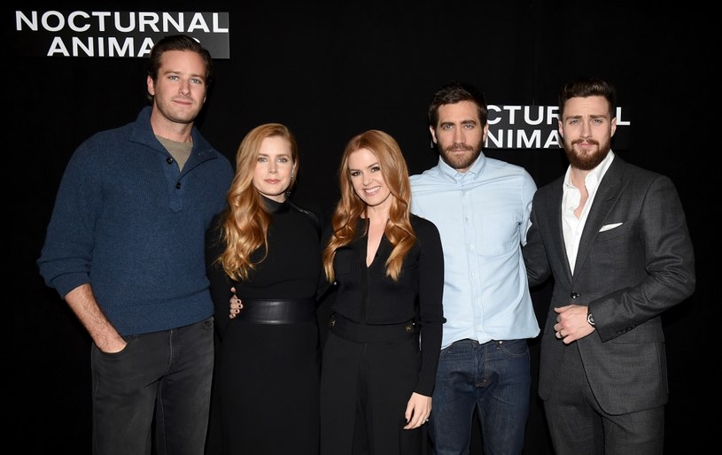 Amy Adams (z lewej) i Isla Fisher wraz z obsadą filmu "Zwierzęta nocy" /Kevin Winter /Getty Images